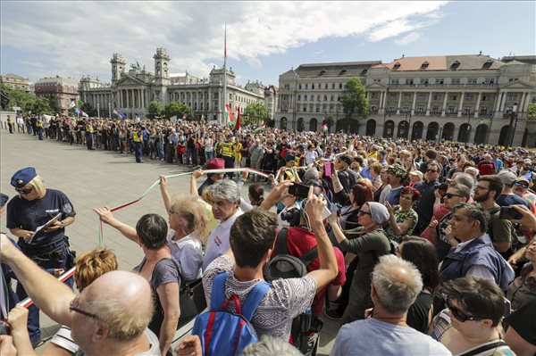 A Nem akarjuk ezt a parlamentet és kormányt! címmel szervezett tüntetés résztvevői az Országház előtti Kossuth Lajos téren. (MTI / Mohai Balázs)