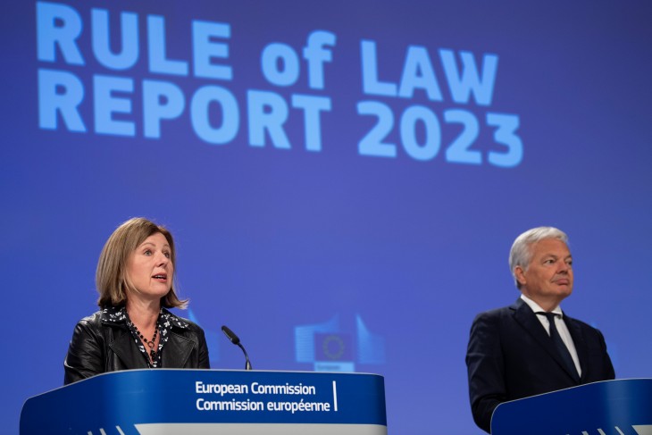 Vera Jourová átláthatóságért és értékekért felelős uniós biztos, valamint Didier Reynders igazságügyi biztos a jogállamisági jelentés bemutatóján Brüsszelben 2023. július 5-én. Fotó: Európai Bizottság/Lukasz Kobus 