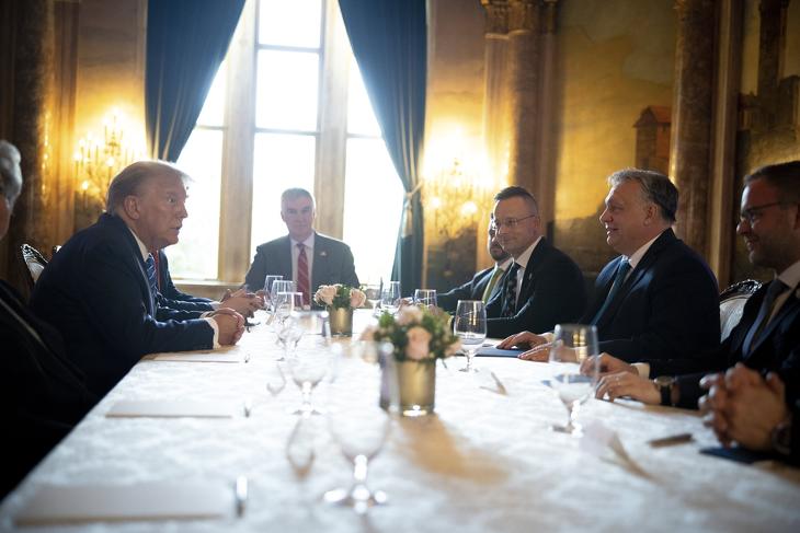 A Miniszterelnöki Sajtóiroda által közreadott képen Orbán Viktor kormányfő (j2) és Donald Trump korábbi amerikai elnök, republikánus elnökjelölt (b) tárgyalása Trump floridai rezidenciáján, Mar-a-Lagóban 2024. március 8-án. A miniszterelnök mellett Szijjártó Péter külgazdasági és külügyminiszter (j3) és Orbán Balázs, a miniszterelnök politikai igazgatója (j). Fotó: MTI/Miniszterelnöki Sajtóiroda/Fischer Zoltán