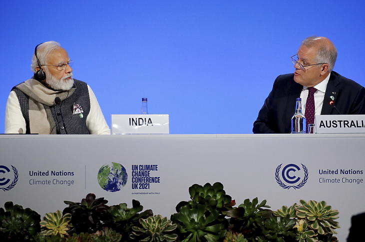 Narendra Modi indiai és Scott Morrison ausztrál miniszterelnök az ENSZ 26. klímakonferenciáján (COP26) Glasgow-ban 2021. november 2-án. (Fotó: MTI/AP/Reuters/Phil Noble)