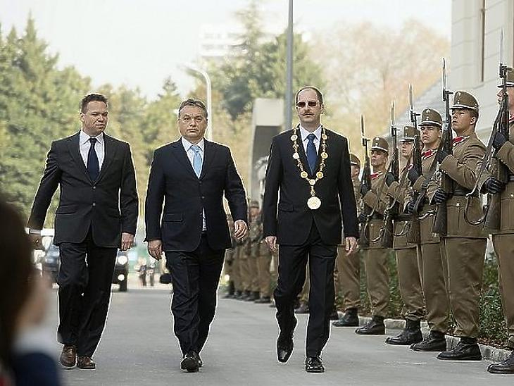 Patyi András a kép jobb szélén, Orbán Viktor mellett