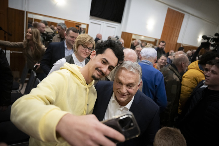 Orbán Viktor miniszterelnök a nemzeti konzultációról tartott pátyi lakossági fórumon a Művelődési Központban 2024. november 18-án. 