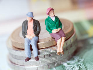 Januártól átlagosan 13 ezer forinttal lett több a nyugdíj, mire elég?