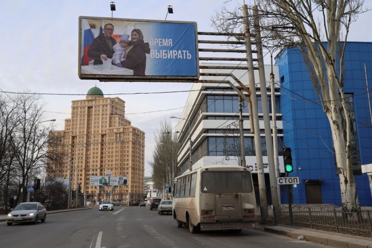 Ideje választani jelentésű feliratot viselő, választásra felhívó plakát az Oroszországhoz csatolt kelet-ukrajnai Donyeckben 2024. március 13-án. Az elnökválasztást március 15-17-én tartják Oroszországban. Fotó: MTI/AP