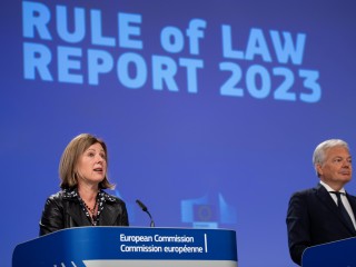 Vera Jourová átláthatóságért és értékekért felelős uniós biztos, valamint Didier Reynders igazságügyi biztos a jogállamisági jelentés bwemutszóján Brüsszelben 2023. július 5-én. Fotó: Európai Bizottság/Lukasz Kobus  
