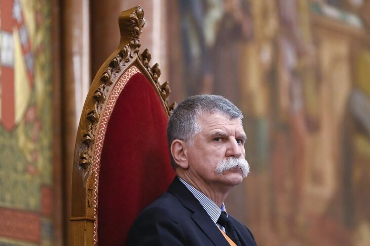 Kövér László a házelnöki pulpitusról szemléli a dolgokat