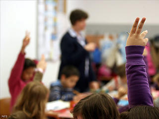 OECD-felmérés: elöregedtek a magyar tanárok, de nem túlterheltek