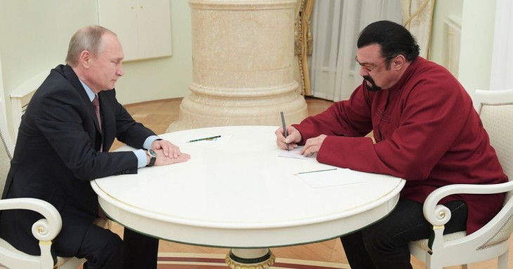 Steven Seagal Putyin előtt írta alá az orosz útlevelét. Fotó: The Mirror