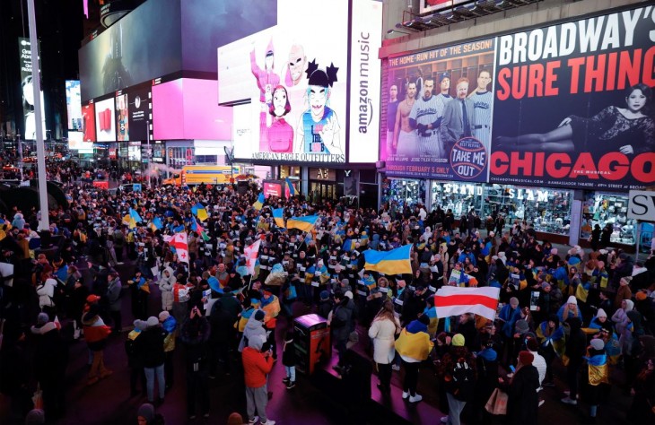 Ukrajnát támogató emberek gyülekeznek az Ukrajna elleni háború kitörésének első évfordulója alkalmából a New York-i Times Square-en 2023. február 24-én. Fotó: MTI/EPA