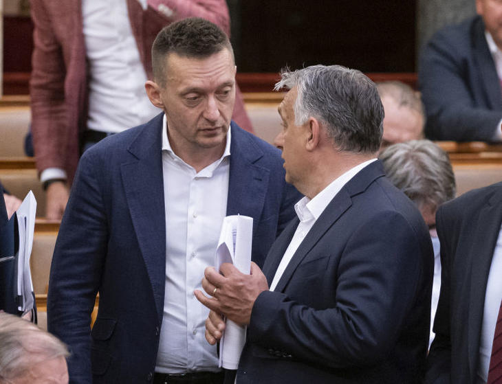 Orbán Viktor miniszterelnök és Rogán Antal, a Miniszterelnöki Kabinetirodát vezető miniszter beszélget Parlamentben (Fotó: MTI/Szigetváry Zsolt)