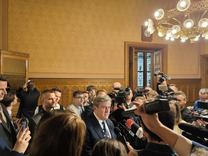 Kapitány István újságírók gyűrűjében a meghallgatást követően