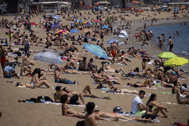 Tömött strand Barcelona tengerpartján, 2021. június 8-án. Vajon szellősebbé teszi majd a partot a delta variáns? (Fotó: MTI/AP/Emilio Morenatti)