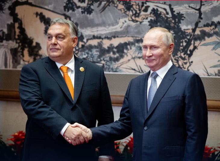 Orbán Viktor amikor csak teheti,  gazsulál Vlagyimir Putyinnak 