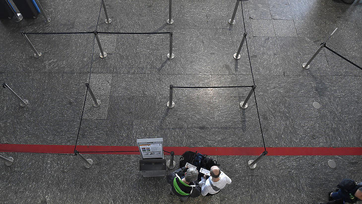 A Budapest Liszt Ferenc Nemzetközi Repülőtér márciusban, a koronavírus-lezárások kezdetekor. Később sem lett rózsás a helyzet. (Fotó: MTI / Kovács Tamás)