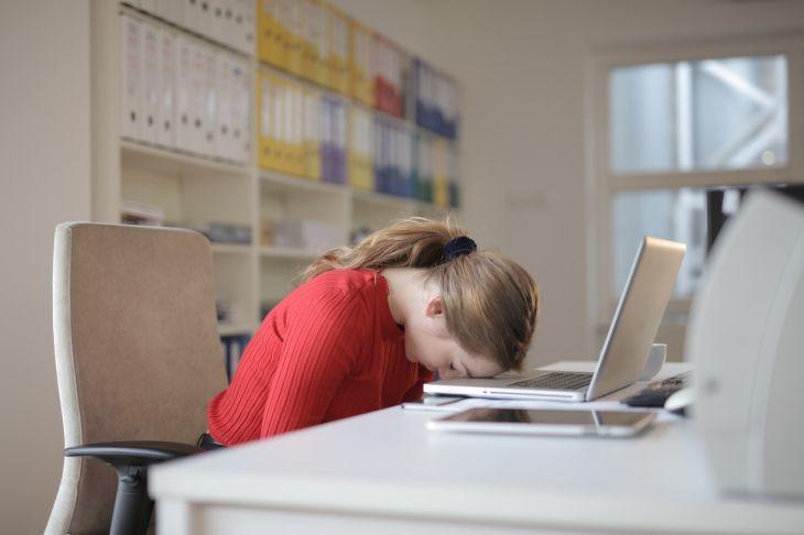 Hogyan segíthetnek a cégvezetők a holtfáradt dolgozókon? Fotó: Pexels