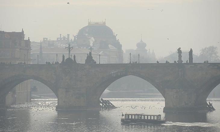 A szmogos Prága, 2017 januárjában. (Fotó: CTK)
