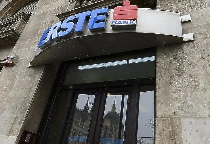 Erste Bank: nem tömegesen, csak szükség szerint tesztelnek. Fotó: mti
