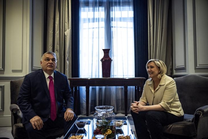 Orbán Viktor miniszterelnök és Marine Le Pen, a francia ellenzéki Nemzeti Tömörülés párt vezetője Madridban (Fotó: MTI/Miniszterelnöki Sajtóiroda/Fischer Zoltán)