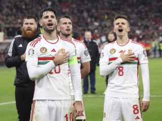 A magyar válogatott játékosai a Himnuszt éneklik a Montenegró elleni győzelmet követően. Középen Szoboszlai Dominik, mellette Nagy Ádám. Fotó: MTI/Hegedüs Róbert