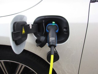 Elektromos autó töltése.