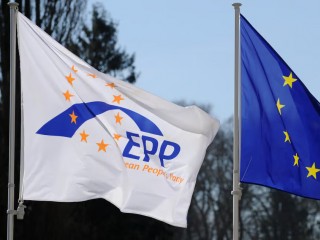 Vajon kinek áll az Európai Néppárt zászlaja?