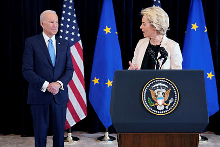 Joe Biden amerikai elnök és Ursula von der Leyen, az Európai Bizottság elnöke sajtótájékoztatót tart az ukrajnai háborúról az Amerikai Egyesült Államok brüsszeli nagykövetségén. Fotó: MTI/AP/Evan Vucci 