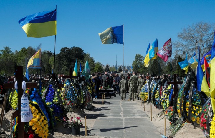 Rokonok, barátok és katonatársak részt vesznek az ukrajnai háborúban elesett Olekszandr Bondarenkónak, a BBC volt újságírójának temetésén Kijevben 2023. május 1-jén. Bondarenko önkéntesként jelentkezett az ukrán hadseregbe. Fotó: MTI/EPA