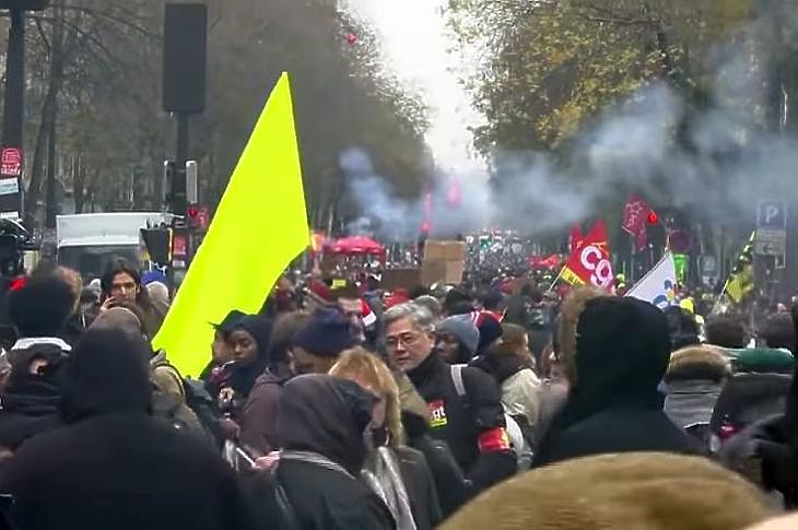 Zúgolódó tömeg Párizsban