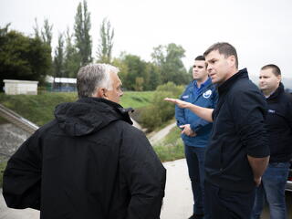 Pénzre számítottak, Orbán Viktoros képeslapot kaptak a vízügyesek