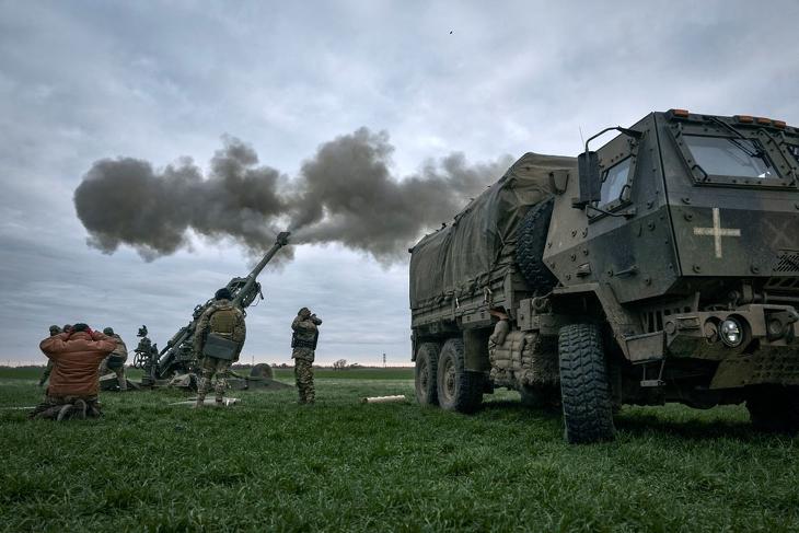 Ukrán katonák az Egyesült Államokból küldött ágyúval lőtték az orosz állásokat a dél-ukrajnai Herszon térségében. Fotó: MTI/AP