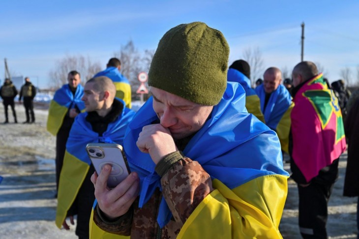 Az ukrán elnöki sajtószolgálat által közzétett felvételen orosz hadifogságból hazatérő ukrán katona telefonál, miután bajtársaival együtt ukrán fennhatóságú területre érkezett különbusszal az orosz határ közelében 2024. január 31-én, hetekkel az ukrajnai háború kitörésének második évfordulója előtt. Andrij Jermak, az ukrán elnöki hivatal vezetője közölte, hogy összesen 207 ukrán katona tért haza orosz hadifogságból. Fotó: MTI/EPA/Ukrán elnöki sajtószolgálat