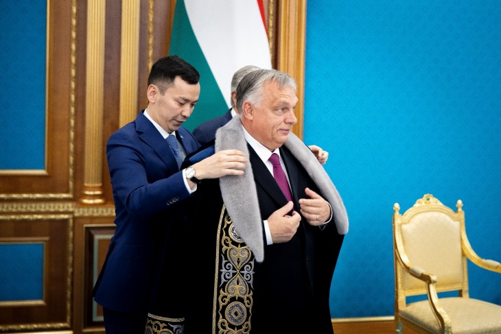Orbán Viktor miniszterelnököt felöltöztetik hagyományos kazah öltözetbe Asztanában, az elnöki palotában 2023. november 2-án. Fotó: MTI/Miniszterelnöki Sajtóiroda/Fischer Zoltán