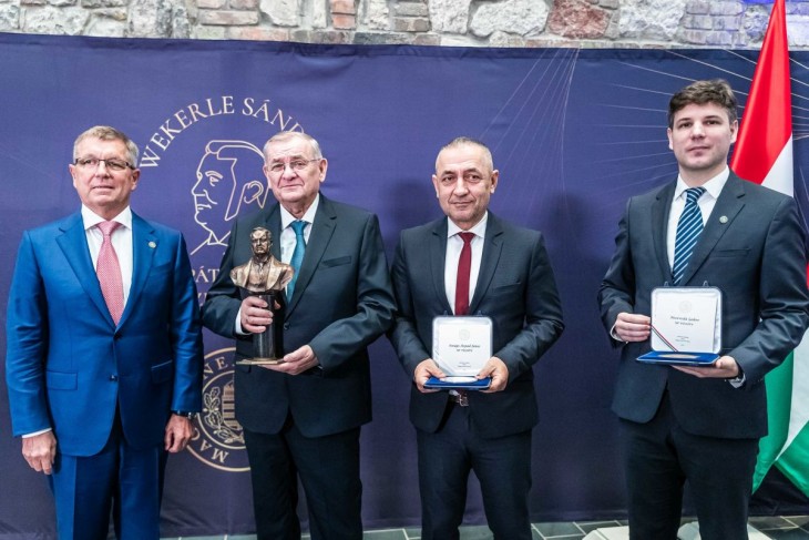 Matolcsy György díjakat osztott. Fotó: MNB