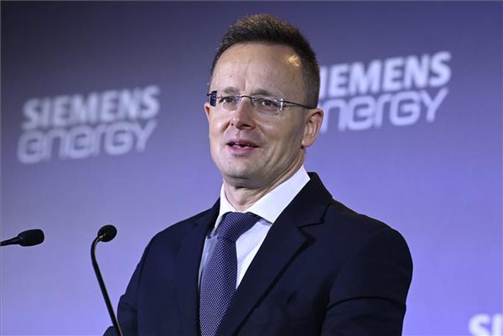 Szijjártó Péter külgazdasági és külügyminiszter beszédet mond a Siemens Energy új gyártócsarnokának alapkőletételén a cég XV. kerületi telephelyén 2022. november 8-án. Fotó: MTI/Kovács Tamás
