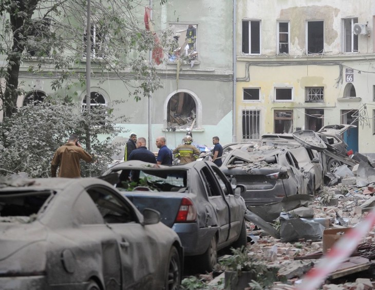 Tűzoltók és rendőrök a helyszínen, miután orosz rakétatalálat ért egy lakóházat a nyugat-ukrajnai Lvivben 2023. július 6-án. A támadásban három ember életét vesztette. Fotó: MTI/EPA