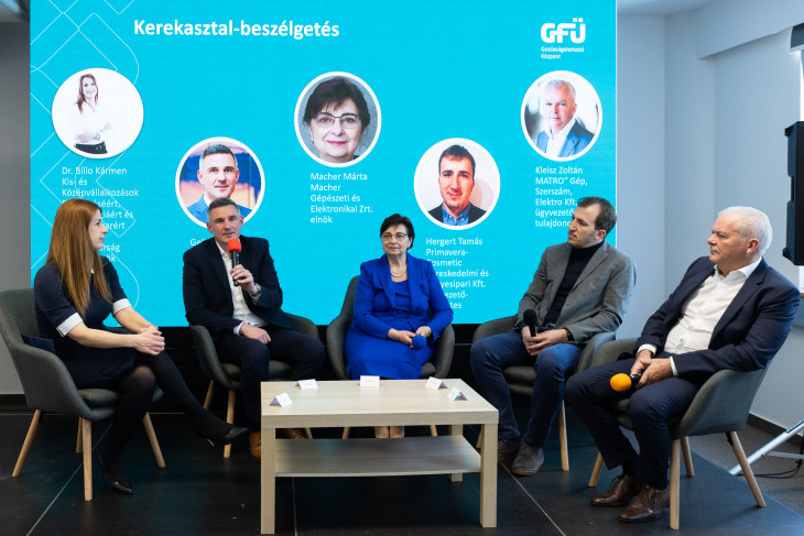 Balról jobbra: Billo Kármen, a Kis- és Középvállalkozások Fejlesztéséért, Technológiáért és Védelmi Iparért Felelős Államtitkárság kabinetfőnöke, Gellért Ákos, Macher Márta, Hergert Ákos és Kleisz Zoltán