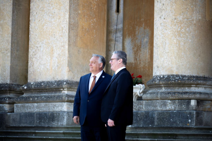 A Miniszterelnöki Sajtóiroda által közreadott képen az Európai Politikai Közösség (EPC) negyedik csúcstalálkozójára érkező Orbán Viktor miniszterelnököt fogadja Keir Starmer brit miniszterelnök az angliai Oxford közelében lévő Blenheim-kastélynál 2024. július 18-án
