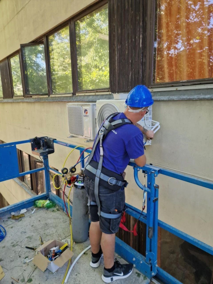 Épp klímát szerelnek a győri kórházban