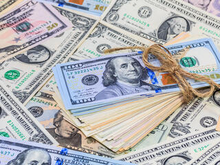 Lejtőn zárta a napot a forint, a dollár kezd magára találni