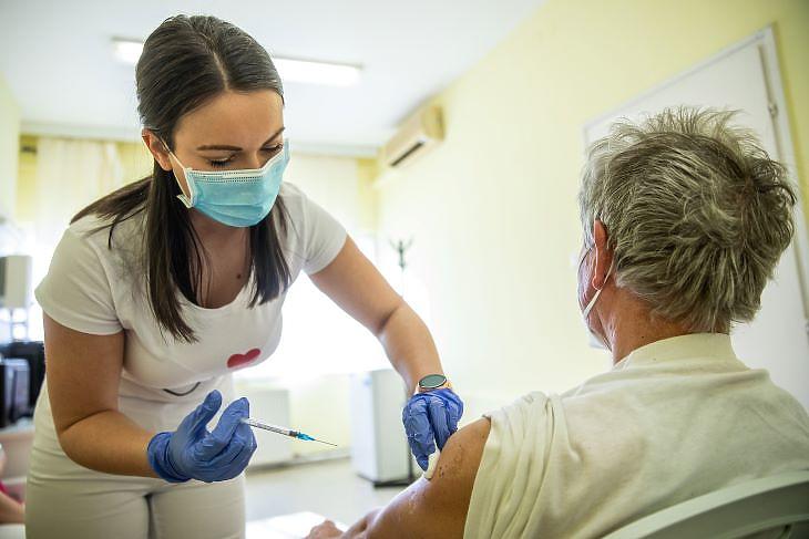 Oltás Magyarországon: kizárólag állami fecskendőből. Fotó: MTI