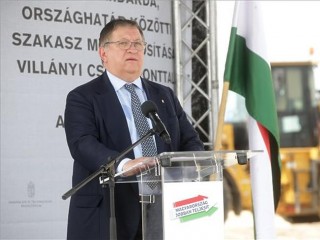 Mosóczi László beszédet mond az alapkőletételen a baranyai Nagynyárádon 2021. július 13-án. Fotó: MTI/Kiss Dániel
