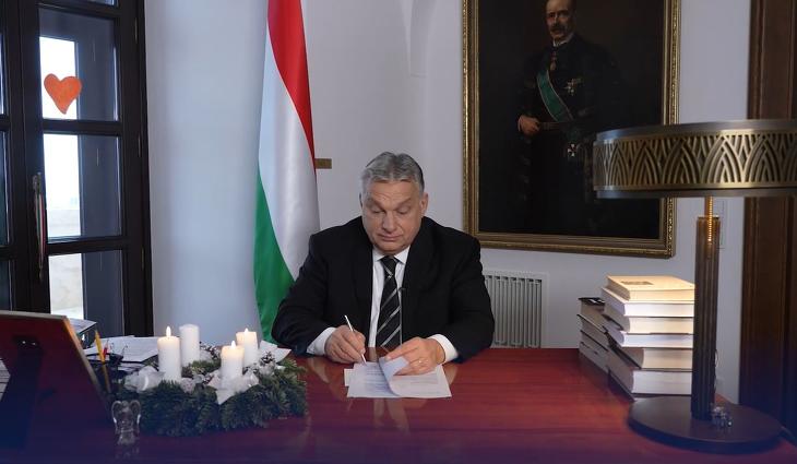 Aláírta a rendeletet. Fotó: Facebook /Orbán Viktor