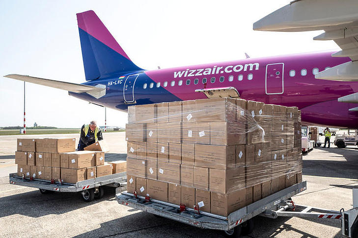 Jól jött egy kis mellékes, a Wizz Air közreműködött az egészségügyi eszközök szállításában is (Fotó: MTI/Szigetváry Zsolt)