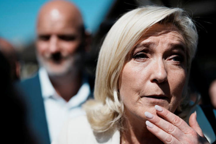 Marine Le Pen, a francia ellenzéki Nemzeti Tömörülés párt vezetője és elnökjelöltje egy kampányrendezvényen. Fotó: MTI/AP/Thibault Camus 