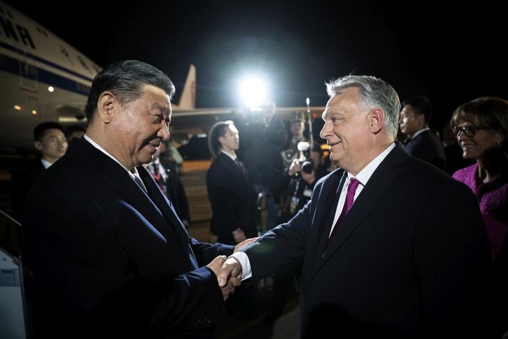 Orbán Viktor miniszterelnök fogadja Hszi Csin-ping kínai elnököt a Budapest Liszt Ferenc Nemzetközi Repülőtéren 2024. május 8-án