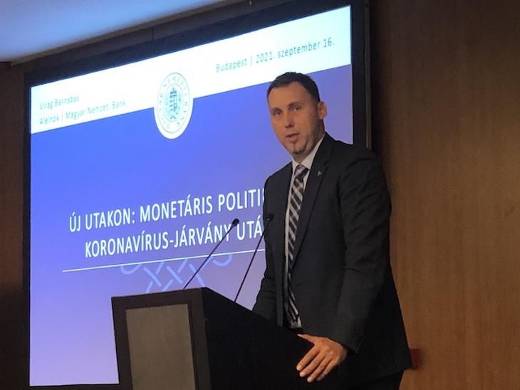 Virág Barnabás, az MNB monetáris politikáért felelős alelnöke ismertette a kamatdöntés indokait. Fotó: Mfor.hu