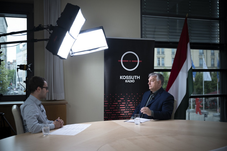 A foci-Eb helyszínén tartózkodó miniszterelnök több gazdasági és politikai találkozót is lebonyolít