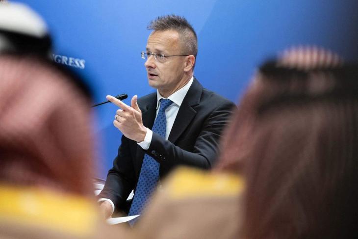 Szijjártó Péter Szentpéterváron jelent meg