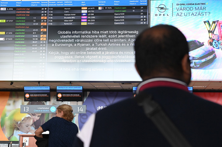 A globális informatikai hibára figyelmeztető fellirat a Budapest Liszt Ferenc Nemzetközi Repülőtéren 2024. július 19-én - a jó kommunikáció sokat segíthet az ilyen bajban