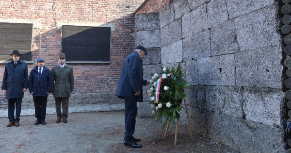 Sulyok Tamás elhelyezi koszorúját Auschwitzban
